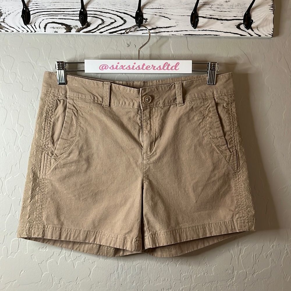 𝅺eddie Bauer tan four pockets belt loops embellished sides 4 1/2” length SZ 6
